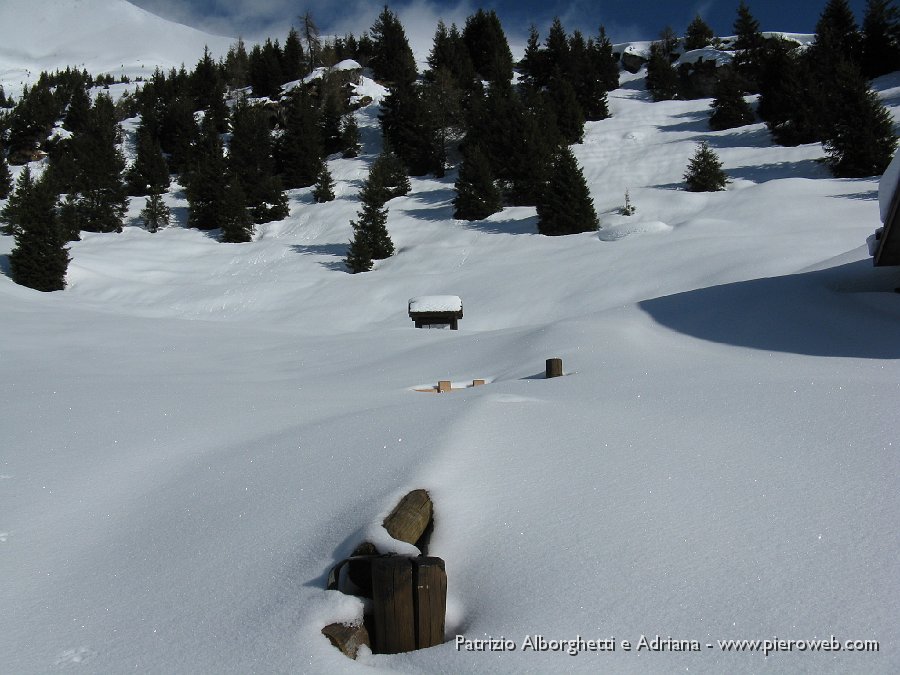 06 staccionata sepolta dalla neve alla baita Cassinelli.JPG